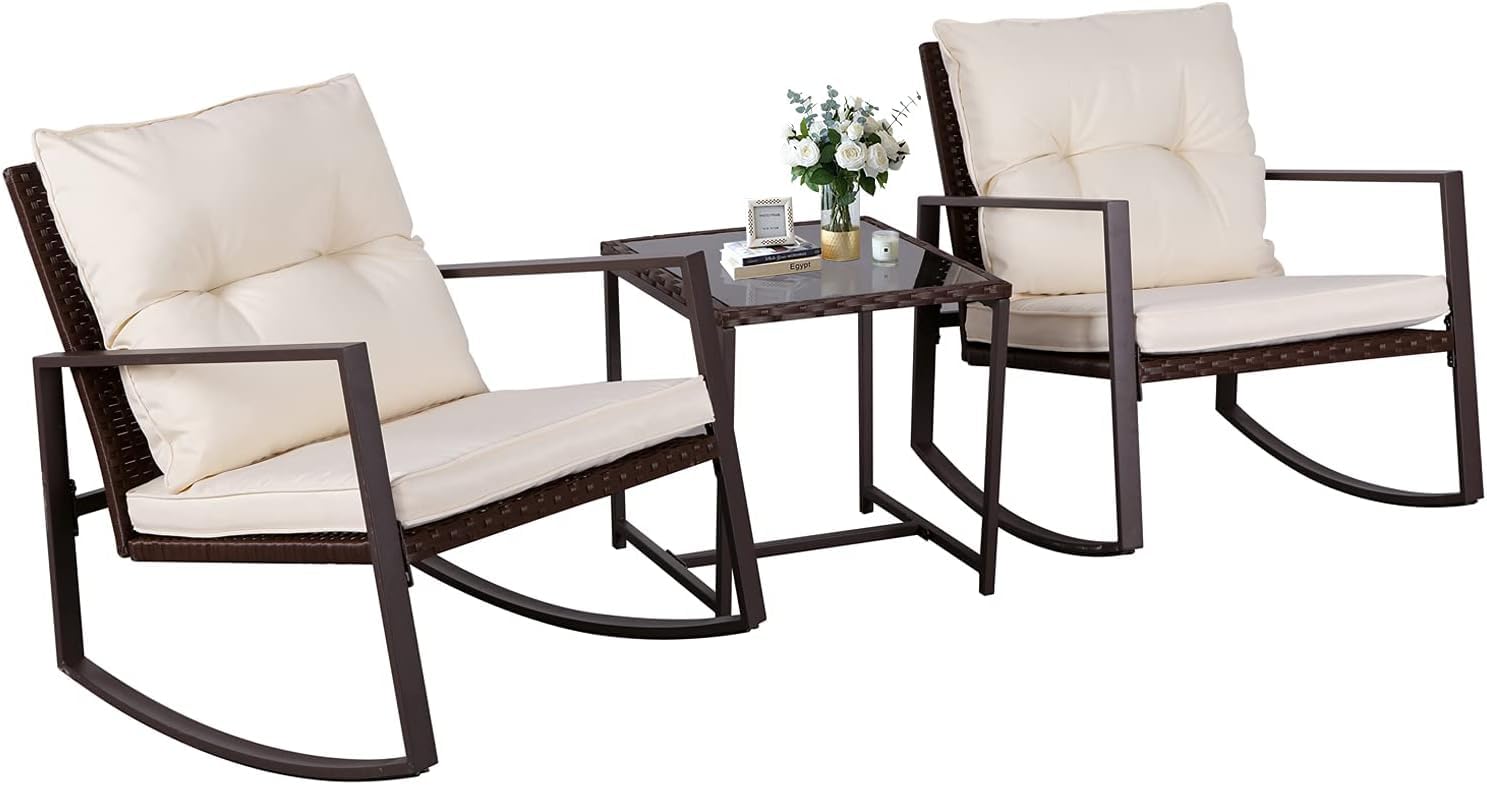 Outdoor Furniture On Sale - ชุดเก้าอี้บิสโทร 3 ชิ้นสำหรับลานบ้าน ชุดเก้าอี้โยกกลางแจ้งหวายสีน้ำตาล พร้อมโต๊ะกาแฟกระจก เบาะสีเบจ